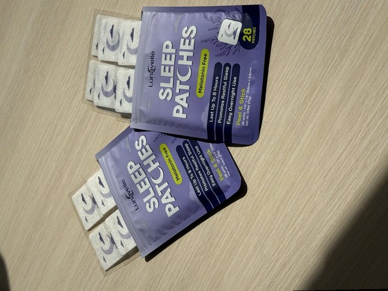 Packungen und Pflaster auf dem Tisch